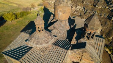 Ermeni Hıristiyan Kilisesi Saghmosavank Ermenistan kanyonu yakınında. Saghmosavank Drone atışı. Ermeni Antik Hıristiyan Kilisesi Hava Görüntüsü.