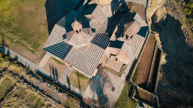 Ermeni Hıristiyan Kilisesi Saghmosavank Ermenistan kanyonu yakınında. Saghmosavank Drone atışı. Ermeni Antik Hıristiyan Kilisesi Hava Görüntüsü.