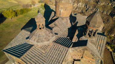 Ermeni Hıristiyan Kilisesi Saghmosavank Ermenistan kanyonu yakınında. Saghmosavank Drone atışı. Ermeni Antik Hıristiyan Kilisesi Hava Görüntüsü.