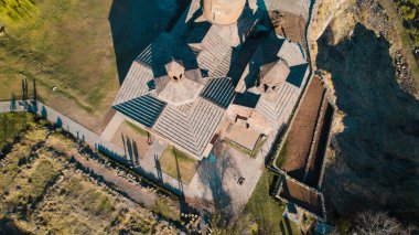 Ermeni Hıristiyan Kilisesi Saghmosavank Ermenistan kanyonu yakınında. Saghmosavank Drone atışı. Ermeni Antik Hıristiyan Kilisesi Hava Görüntüsü.