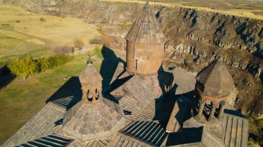 Ermeni Hıristiyan Kilisesi Saghmosavank Ermenistan kanyonu yakınında. Saghmosavank Drone atışı. Ermeni Antik Hıristiyan Kilisesi Hava Görüntüsü.