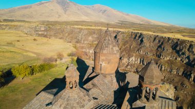 Ermeni Hıristiyan Kilisesi Saghmosavank Ermenistan kanyonu yakınında. Saghmosavank Drone atışı. Ermeni Antik Hıristiyan Kilisesi Hava Görüntüsü.