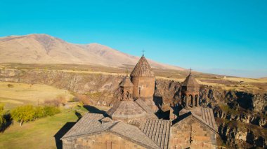 Ermeni Hıristiyan Kilisesi Saghmosavank Ermenistan kanyonu yakınında. Saghmosavank Drone atışı. Ermeni Antik Hıristiyan Kilisesi Hava Görüntüsü.