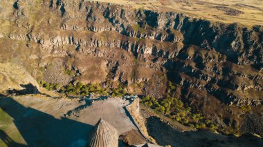 Ermeni Hıristiyan Kilisesi Saghmosavank Ermenistan kanyonu yakınında. Saghmosavank Drone atışı. Ermeni Antik Hıristiyan Kilisesi Hava Görüntüsü.