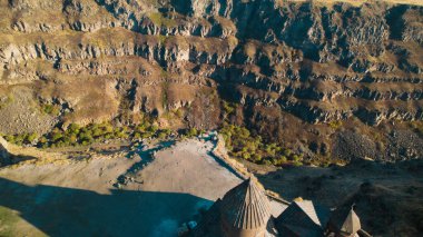 Ermeni Hıristiyan Kilisesi Saghmosavank Ermenistan kanyonu yakınında. Saghmosavank Drone atışı. Ermeni Antik Hıristiyan Kilisesi Hava Görüntüsü.