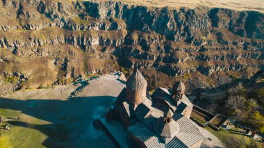 Ermeni Hıristiyan Kilisesi Saghmosavank Ermenistan kanyonu yakınında. Saghmosavank Drone atışı. Ermeni Antik Hıristiyan Kilisesi Hava Görüntüsü.
