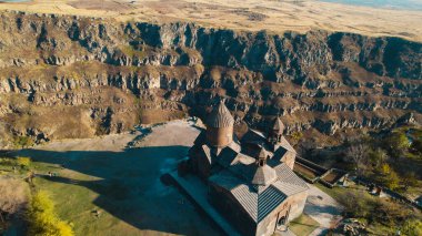 Ermeni Hıristiyan Kilisesi Saghmosavank Ermenistan kanyonu yakınında. Saghmosavank Drone atışı. Ermeni Antik Hıristiyan Kilisesi Hava Görüntüsü.