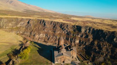 Ermeni Hıristiyan Kilisesi Saghmosavank Ermenistan kanyonu yakınında. Saghmosavank Drone atışı. Ermeni Antik Hıristiyan Kilisesi Hava Görüntüsü.