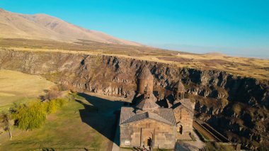 Ermeni Hıristiyan Kilisesi Saghmosavank Ermenistan kanyonu yakınında. Saghmosavank Drone atışı. Ermeni Antik Hıristiyan Kilisesi Hava Görüntüsü.