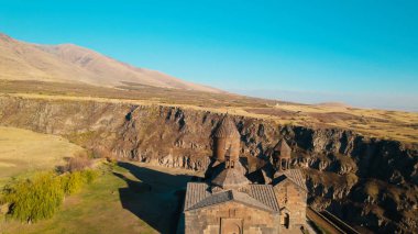 Ermeni Hıristiyan Kilisesi Saghmosavank Ermenistan kanyonu yakınında. Saghmosavank Drone atışı. Ermeni Antik Hıristiyan Kilisesi Hava Görüntüsü.