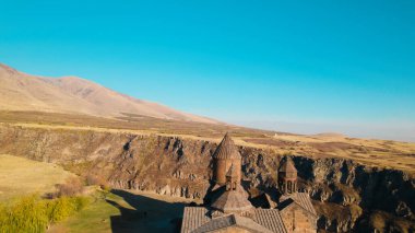 Ermeni Hıristiyan Kilisesi Saghmosavank Ermenistan kanyonu yakınında. Saghmosavank Drone atışı. Ermeni Antik Hıristiyan Kilisesi Hava Görüntüsü.