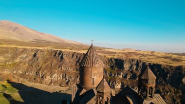 Ermeni Hıristiyan Kilisesi Saghmosavank Ermenistan kanyonu yakınında. Saghmosavank Drone atışı. Ermeni Antik Hıristiyan Kilisesi Hava Görüntüsü.