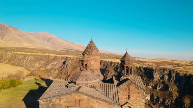 Ermeni Hıristiyan Kilisesi Saghmosavank Ermenistan kanyonu yakınında. Saghmosavank Drone atışı. Ermeni Antik Hıristiyan Kilisesi Hava Görüntüsü.