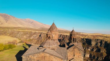 Ermeni Hıristiyan Kilisesi Saghmosavank Ermenistan kanyonu yakınında. Saghmosavank Drone atışı. Ermeni Antik Hıristiyan Kilisesi Hava Görüntüsü.