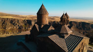 Ermeni Hıristiyan Kilisesi Saghmosavank Ermenistan kanyonu yakınında. Saghmosavank Drone atışı. Ermeni Antik Hıristiyan Kilisesi Hava Görüntüsü.