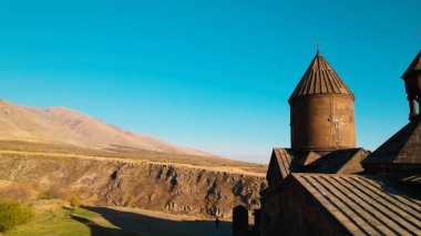 Ermeni Hıristiyan Kilisesi Saghmosavank Ermenistan kanyonu yakınında. Saghmosavank Drone atışı. Ermeni Antik Hıristiyan Kilisesi Hava Görüntüsü.