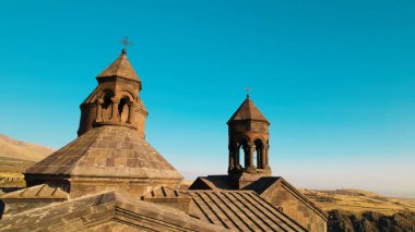 Ermeni Hıristiyan Kilisesi Saghmosavank Ermenistan kanyonu yakınında. Saghmosavank Drone atışı. Ermeni Antik Hıristiyan Kilisesi Hava Görüntüsü.