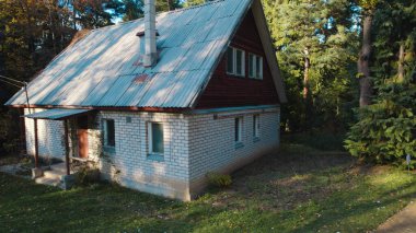 124Ormandaki Eski Çiftçi Evi; 4K Havacılık İnsansız Hava Aracı Tarihi: 124 Kırsal Ev: Kır Manzarası, Çiftliği. Tarım ve Doğa Fotoğrafı: 124- Çiftlik Evi. Terk Edilmiş Köy Konsepti.