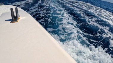 Güzel Kızıl Deniz Suyu 'nda yüzen sürat teknesi. Yüzeyde Jet Ski Akışı. Deniz Maceraları ve Seyahat Konsepti. Rahatlatıcı Okyanus Atmosferi.