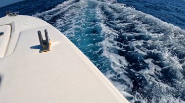 Güzel Kızıl Deniz Suyu 'nda yüzen sürat teknesi. Yüzeyde Jet Ski Akışı. Deniz Maceraları ve Seyahat Konsepti. Rahatlatıcı Okyanus Atmosferi.