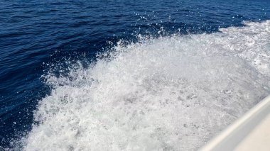 Güzel Kızıl Deniz Suyu 'nda yüzen sürat teknesi. Yüzeyde Jet Ski Akışı. Deniz Maceraları ve Seyahat Konsepti. Rahatlatıcı Okyanus Atmosferi.