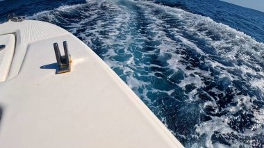 Güzel Kızıl Deniz Suyu 'nda yüzen sürat teknesi. Yüzeyde Jet Ski Akışı. Deniz Maceraları ve Seyahat Konsepti. Rahatlatıcı Okyanus Atmosferi.