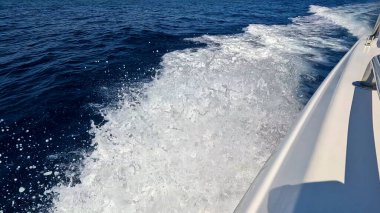 Güzel Kızıl Deniz Suyu 'nda yüzen sürat teknesi. Yüzeyde Jet Ski Akışı. Deniz Maceraları ve Seyahat Konsepti. Rahatlatıcı Okyanus Atmosferi.