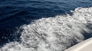 Güzel Kızıl Deniz Suyu 'nda yüzen sürat teknesi. Yüzeyde Jet Ski Akışı. Deniz Maceraları ve Seyahat Konsepti. Rahatlatıcı Okyanus Atmosferi.