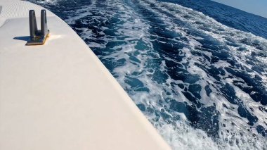 Güzel Kızıl Deniz Suyu 'nda yüzen sürat teknesi. Yüzeyde Jet Ski Akışı. Deniz Maceraları ve Seyahat Konsepti. Rahatlatıcı Okyanus Atmosferi.