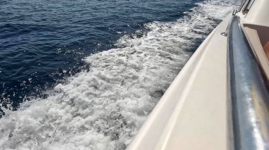 Güzel Kızıl Deniz Suyu 'nda yüzen sürat teknesi. Yüzeyde Jet Ski Akışı. Deniz Maceraları ve Seyahat Konsepti. Rahatlatıcı Okyanus Atmosferi.