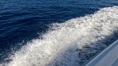 Güzel Kızıl Deniz Suyu 'nda yüzen sürat teknesi. Yüzeyde Jet Ski Akışı. Deniz Maceraları ve Seyahat Konsepti. Rahatlatıcı Okyanus Atmosferi.