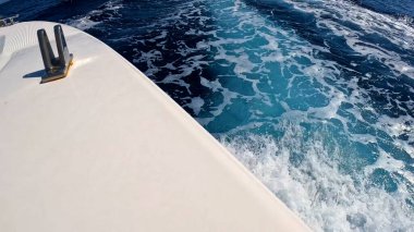 Güzel Kızıl Deniz Suyu 'nda yüzen sürat teknesi. Yüzeyde Jet Ski Akışı. Deniz Maceraları ve Seyahat Konsepti. Rahatlatıcı Okyanus Atmosferi.