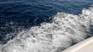 Güzel Kızıl Deniz Suyu 'nda yüzen sürat teknesi. Yüzeyde Jet Ski Akışı. Deniz Maceraları ve Seyahat Konsepti. Rahatlatıcı Okyanus Atmosferi.