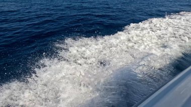 Güzel Kızıl Deniz Suyu 'nda yüzen sürat teknesi. Yüzeyde Jet Ski Akışı. Deniz Maceraları ve Seyahat Konsepti. Rahatlatıcı Okyanus Atmosferi.