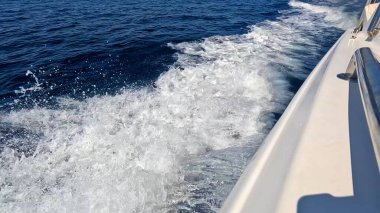 Güzel Kızıl Deniz Suyu 'nda yüzen sürat teknesi. Yüzeyde Jet Ski Akışı. Deniz Maceraları ve Seyahat Konsepti. Rahatlatıcı Okyanus Atmosferi.