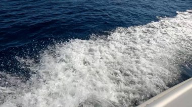 Güzel Kızıl Deniz Suyu 'nda yüzen sürat teknesi. Yüzeyde Jet Ski Akışı. Deniz Maceraları ve Seyahat Konsepti. Rahatlatıcı Okyanus Atmosferi.