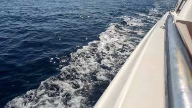 Güzel Kızıl Deniz Suyu 'nda yüzen sürat teknesi. Yüzeyde Jet Ski Akışı. Deniz Maceraları ve Seyahat Konsepti. Rahatlatıcı Okyanus Atmosferi.