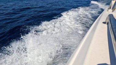 Güzel Kızıl Deniz Suyu 'nda yüzen sürat teknesi. Yüzeyde Jet Ski Akışı. Deniz Maceraları ve Seyahat Konsepti. Rahatlatıcı Okyanus Atmosferi.