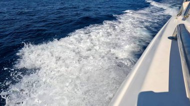 Güzel Kızıl Deniz Suyu 'nda yüzen sürat teknesi. Yüzeyde Jet Ski Akışı. Deniz Maceraları ve Seyahat Konsepti. Rahatlatıcı Okyanus Atmosferi.