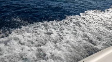 Güzel Kızıl Deniz Suyu 'nda yüzen sürat teknesi. Yüzeyde Jet Ski Akışı. Deniz Maceraları ve Seyahat Konsepti. Rahatlatıcı Okyanus Atmosferi.