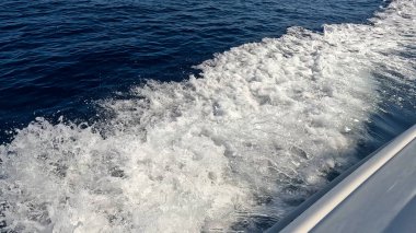 Güzel Kızıl Deniz Suyu 'nda yüzen sürat teknesi. Yüzeyde Jet Ski Akışı. Deniz Maceraları ve Seyahat Konsepti. Rahatlatıcı Okyanus Atmosferi.