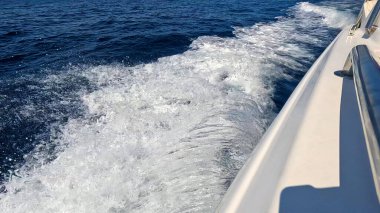 Güzel Kızıl Deniz Suyu 'nda yüzen sürat teknesi. Yüzeyde Jet Ski Akışı. Deniz Maceraları ve Seyahat Konsepti. Rahatlatıcı Okyanus Atmosferi.