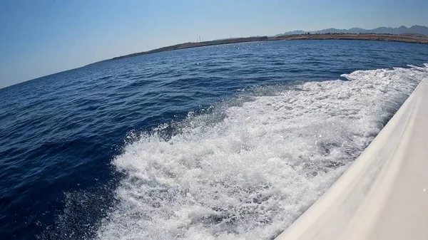 Güzel Kızıl Deniz Suyu 'nda yüzen sürat teknesi. Yüzeyde Jet Ski Akışı. Deniz Maceraları ve Seyahat Konsepti. Rahatlatıcı Okyanus Atmosferi.