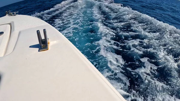 Güzel Kızıl Deniz Suyu 'nda yüzen sürat teknesi. Yüzeyde Jet Ski Akışı. Deniz Maceraları ve Seyahat Konsepti. Rahatlatıcı Okyanus Atmosferi.