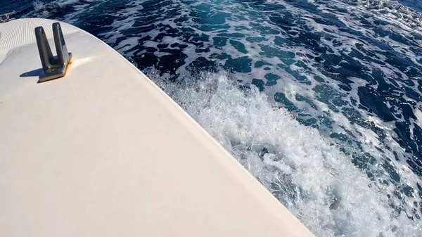 Güzel Kızıl Deniz Suyu 'nda yüzen sürat teknesi. Yüzeyde Jet Ski Akışı. Deniz Maceraları ve Seyahat Konsepti. Rahatlatıcı Okyanus Atmosferi.