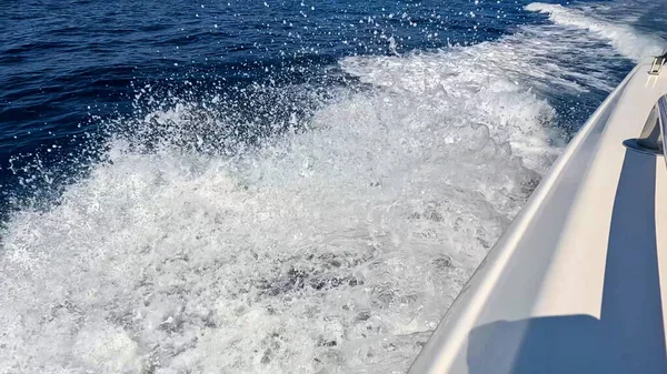 Güzel Kızıl Deniz Suyu 'nda yüzen sürat teknesi. Yüzeyde Jet Ski Akışı. Deniz Maceraları ve Seyahat Konsepti. Rahatlatıcı Okyanus Atmosferi.