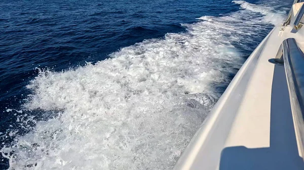 Güzel Kızıl Deniz Suyu 'nda yüzen sürat teknesi. Yüzeyde Jet Ski Akışı. Deniz Maceraları ve Seyahat Konsepti. Rahatlatıcı Okyanus Atmosferi.