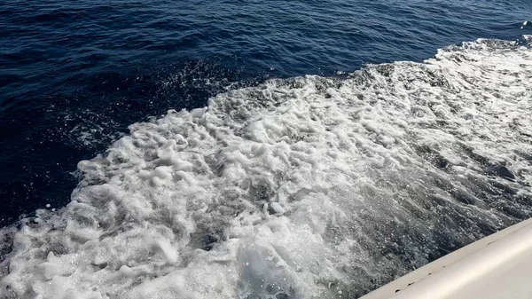 Güzel Kızıl Deniz Suyu 'nda yüzen sürat teknesi. Yüzeyde Jet Ski Akışı. Deniz Maceraları ve Seyahat Konsepti. Rahatlatıcı Okyanus Atmosferi.