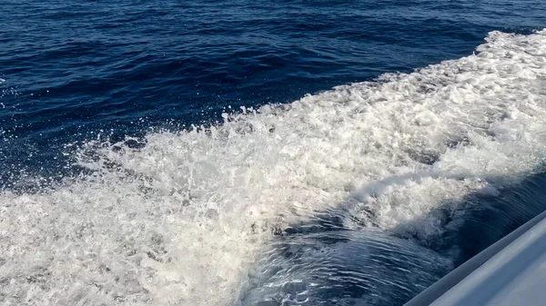 Güzel Kızıl Deniz Suyu 'nda yüzen sürat teknesi. Yüzeyde Jet Ski Akışı. Deniz Maceraları ve Seyahat Konsepti. Rahatlatıcı Okyanus Atmosferi.