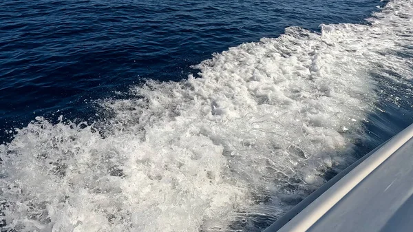 Güzel Kızıl Deniz Suyu 'nda yüzen sürat teknesi. Yüzeyde Jet Ski Akışı. Deniz Maceraları ve Seyahat Konsepti. Rahatlatıcı Okyanus Atmosferi.